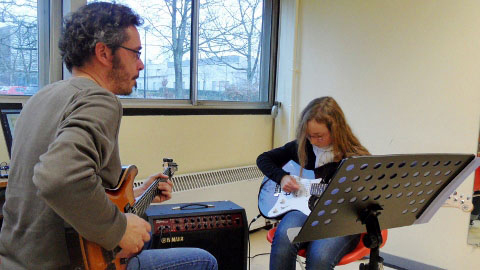 Benoît Bertret et une jeune élève de son cours de guitare