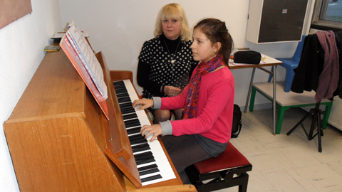 Catherine Arlot et une jeune élève pendant son cours de piano